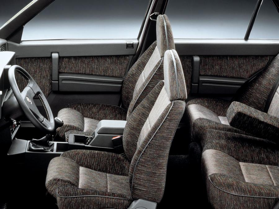 Интерьер Alfa Romeo 75 Turbo Quadrifoglio Verde (162B) 1990 года  (фото 2 из 2)